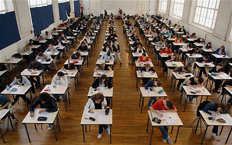 Estudantes realizando um exame
